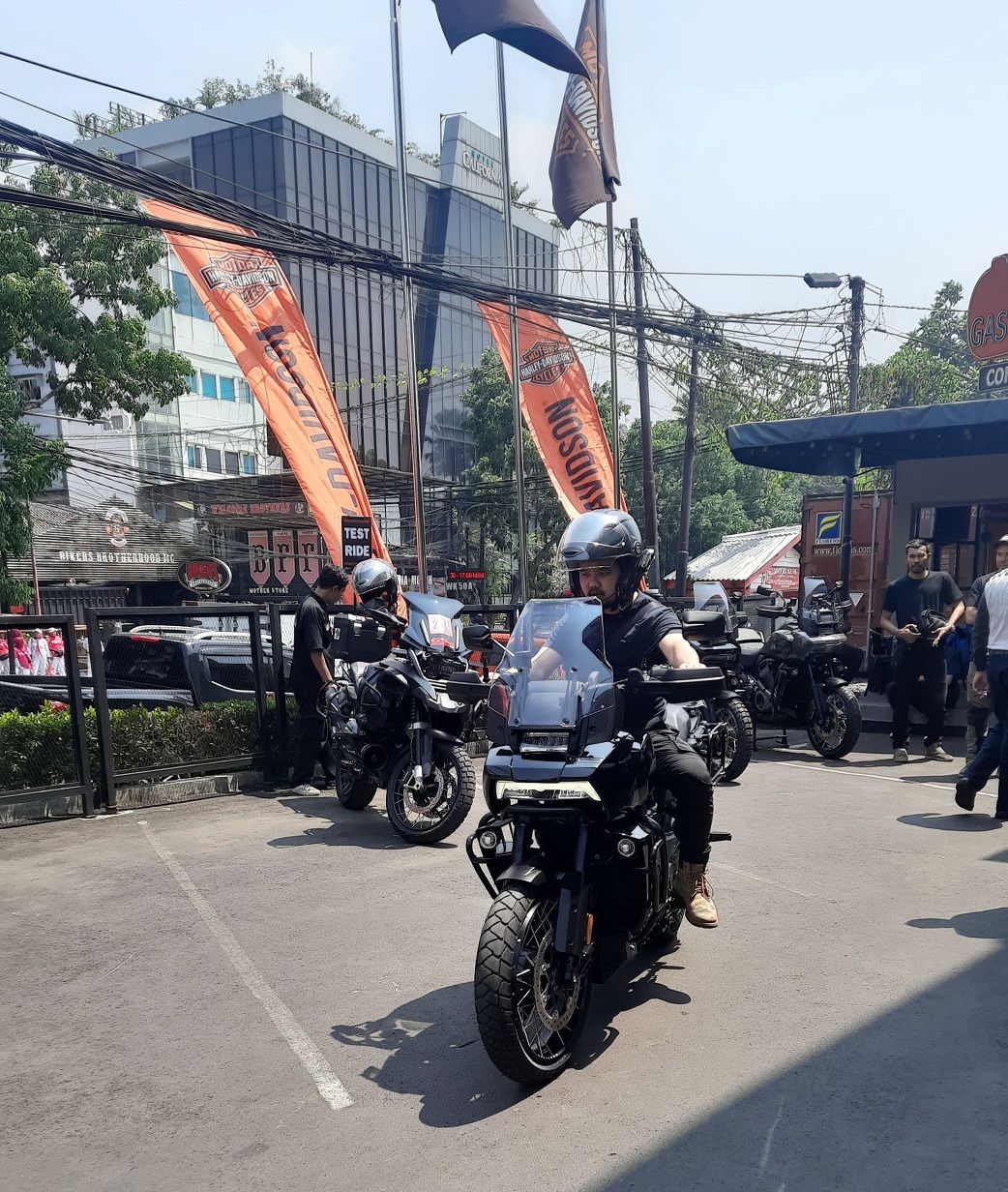 Salah seorang anggota komunitas motor besar tengah menjalani sesi test ride Pan America 1250 Special 2023 di Siliwangi Harley-Davidson Bandung, Sabtu 4 November 2023.*/ 