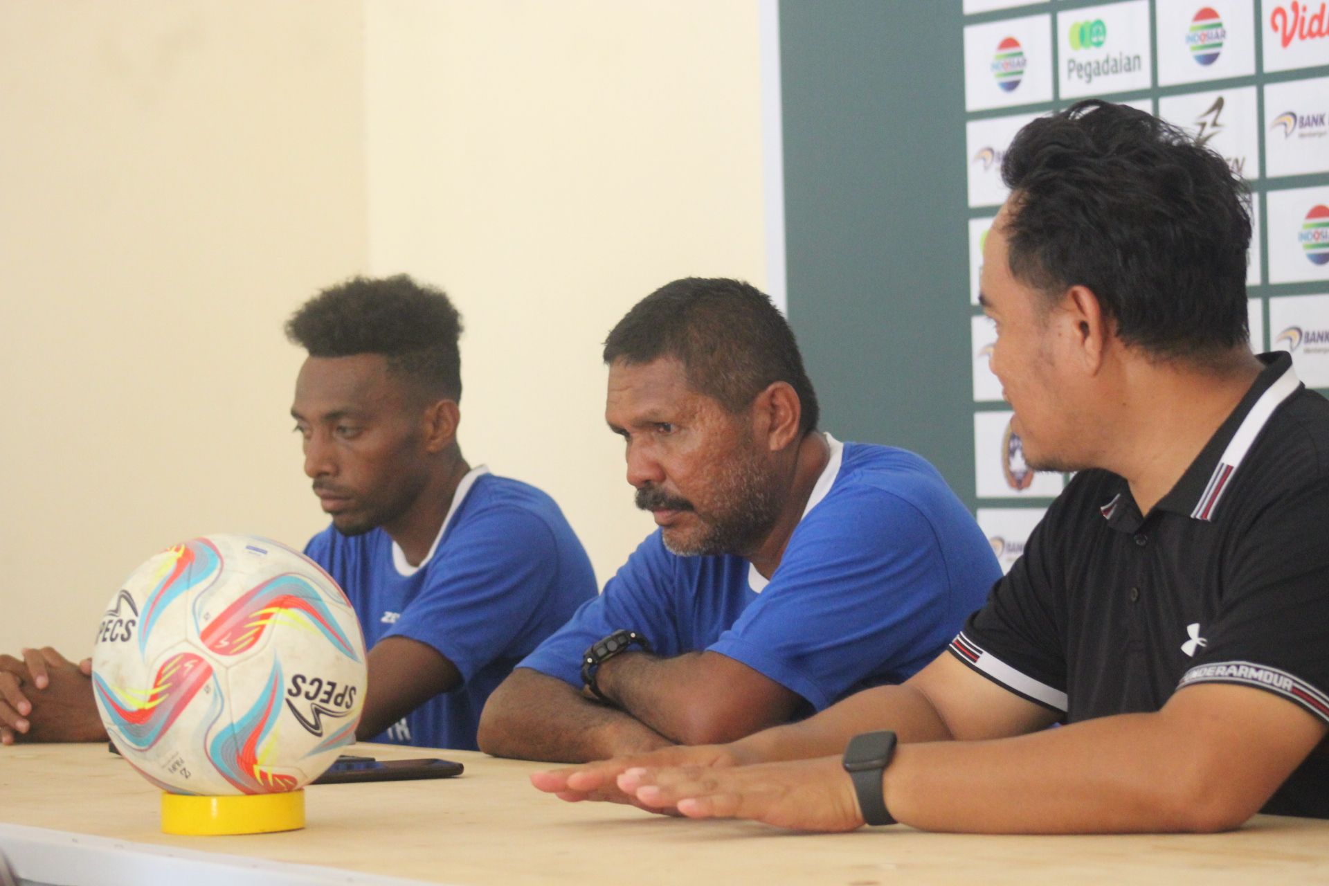 Sesi konferensi pers tim Persewar, Senin 05 November 2023 di Stadion Mandala Jayapura jelang lawan Kalteng Putra FC besok (Portal Papua) Silas Ramandey