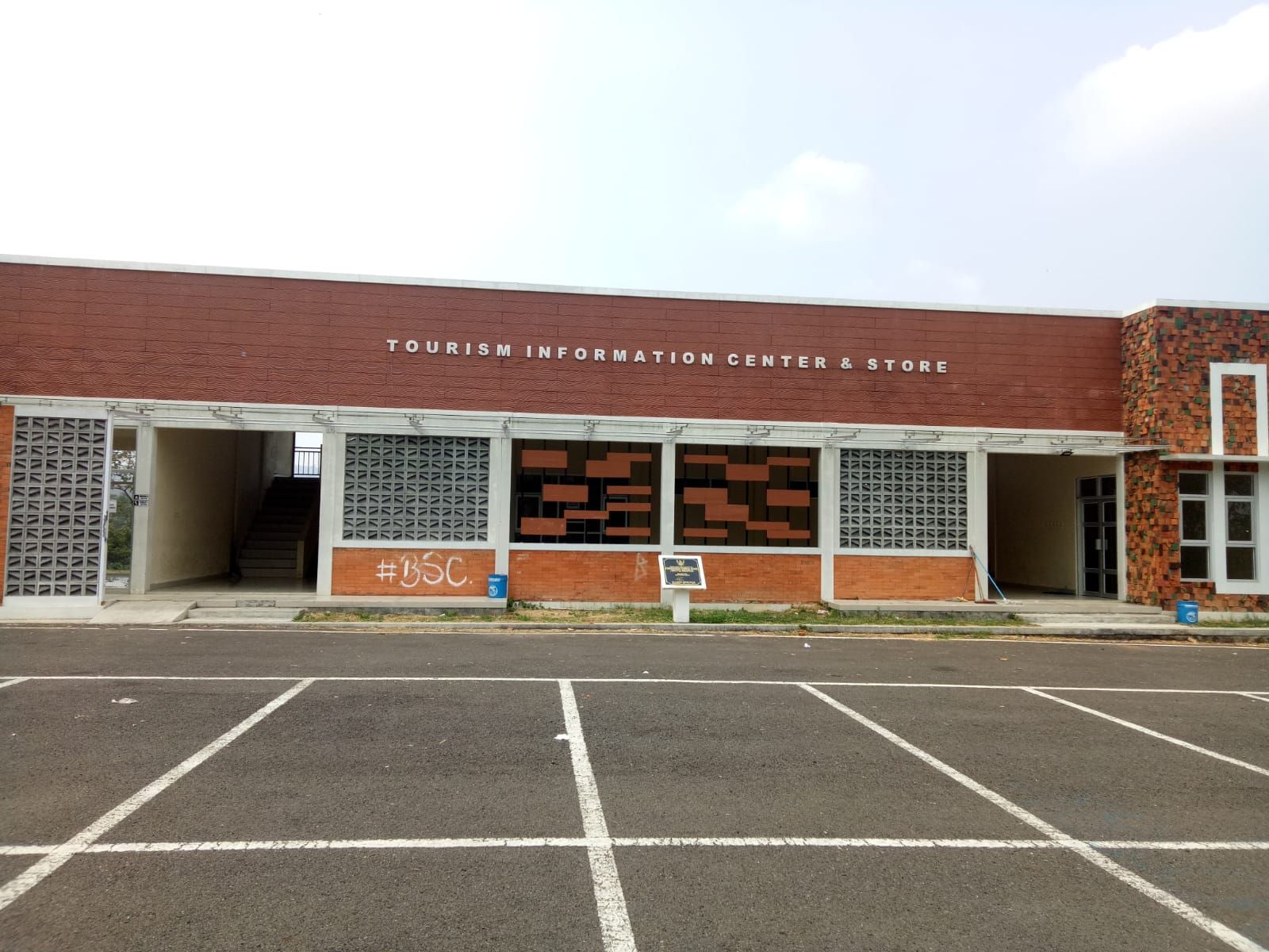  Gedung Tourism Information Center & Store di Desa Sukasari Kaler, Kecamatan Argapura, Kabupaten Majalengka yang diresmikan Bupati Majalengka pada Januari Tahun 2022 lalu belum berfungsi, kini kondisinya nampak tidak terawat dan menjadi tempat aksi vandalisme.