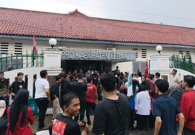 tujuh organisasi yang tergabung dalam Aliansi Pemuda Lebak Menggugat; yakni HMI, HMI-MPO, GMNI, PMII, KAMMI, KUMALA dan IMALA, berujuk rasa di Kantor DPRD Lebak, Banten.