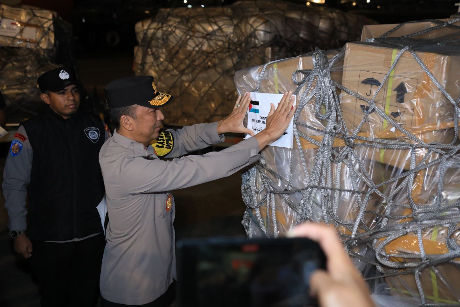 Bantuan kemanusiaan pemerintah Indonesia untuk Palestina kembali diterbangkan via Bandara El Aris, Mesir. Satu pesawat carter Lion Air A 330 diberangkatkan untuk membawa bantuan kemanusiaan bagi masyarakat Palestina.
