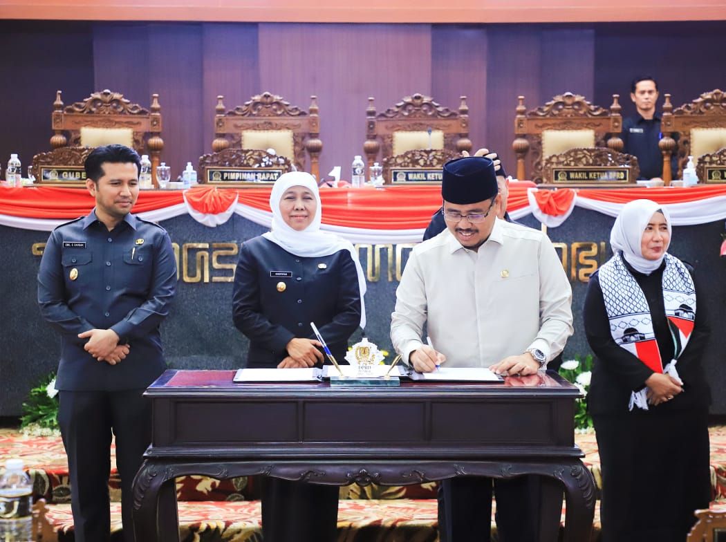 Gubernur Khofifah bersama ketua DPRD Jatim Kusnadi dan Wagub Emil Dardak