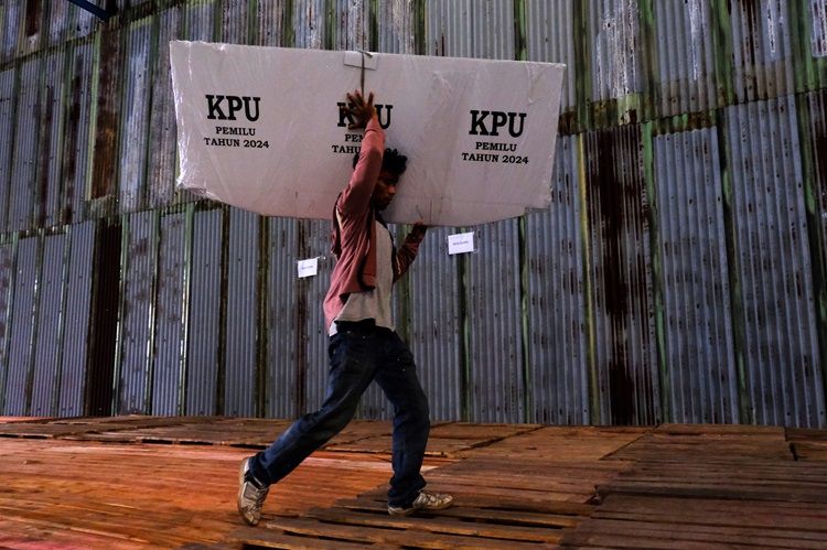 Pekerja mengangkut bilik suara Pemilu 2024 ke gudang penyimpanan logistik Komisi Pemilihan Umum (KPU) Kabupaten Kubu Raya di Sungai Raya, Kabupaten Kubu Raya, Kalimantan Barat, Rabu, 1 November 2023.