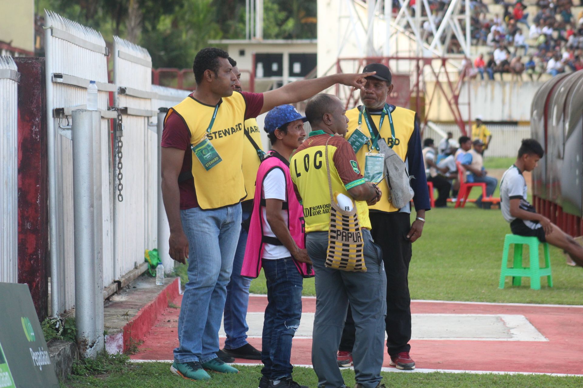 Frits Ramandey Ketua Panpel bersama Steward ketika mengecek kondisi situasi keamanan dari semua tribun yang ada di Stadion Mandala Jayapura ( Portal Papua) Silas Ramandey