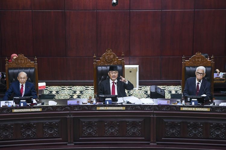 Ketua Majelis Kehormatan Mahkamah Konstitusi (MKMK) Jimly Asshiddiqie (tengah) bersama anggota Wahiduddin Adams (kiri) dan Bintan R. Saragih (kanan) memimpin jalannya sidang putusan dugaan pelanggaran etik terhadap hakim Mahkamah Konstitusi (MK) di Mahkamah Konstitusi, Jakarta, Selasa (7/11/2023). Sidang tersebut beragendakan pembacaan putusan terhadap 21 laporan terkait dugaan pelanggaran etik dalam pengambilan putusan uji materi terhadap UU Pemilu yang memutuskan mengubah syarat usia capres-ca