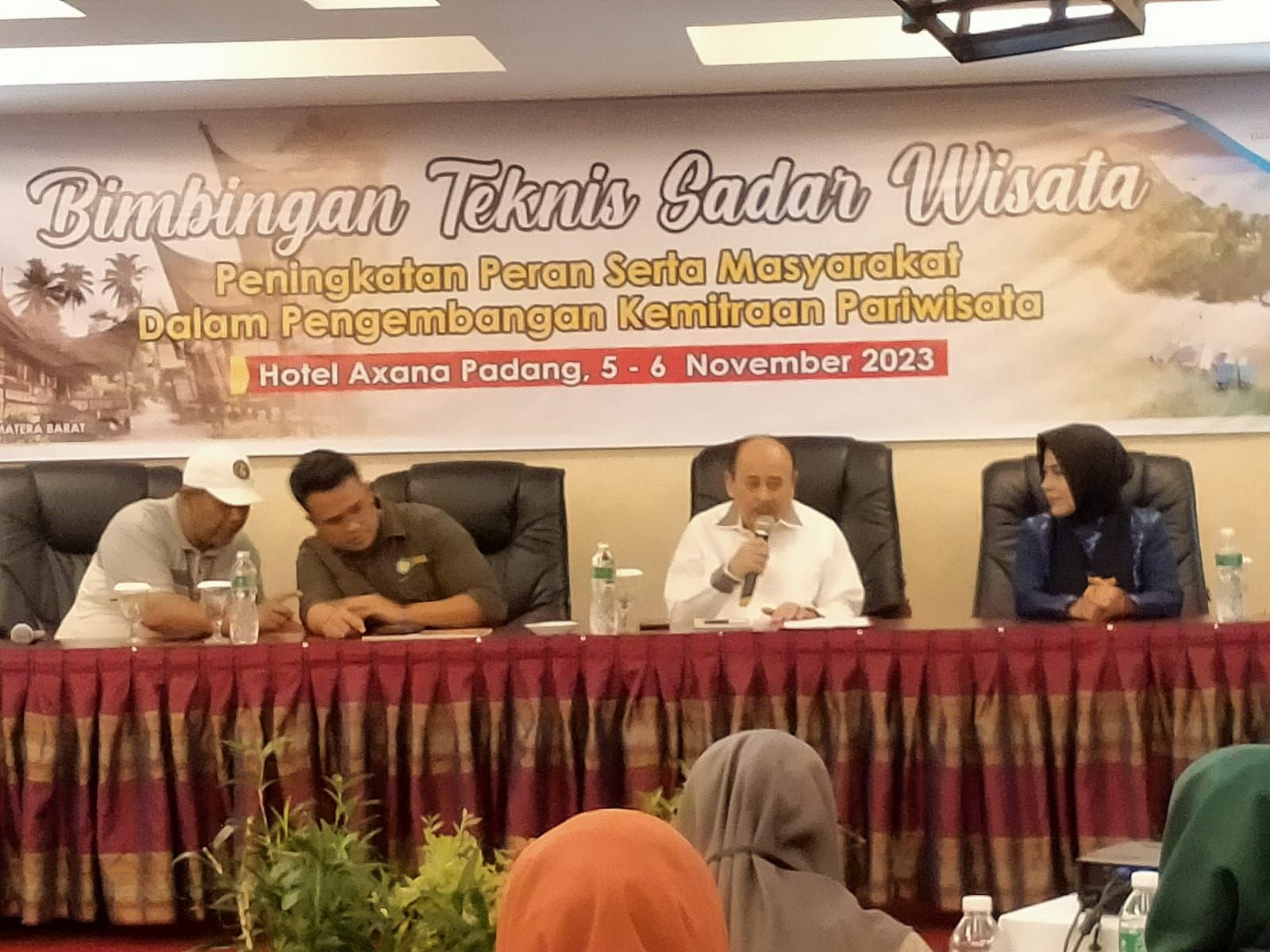 Anggota DPRD Provinsi Sumatera Barat, Ismet Amzis, saat memberikan pemaparan pada kegiatan Bimtek Sadar Wisata angkatan ke XX