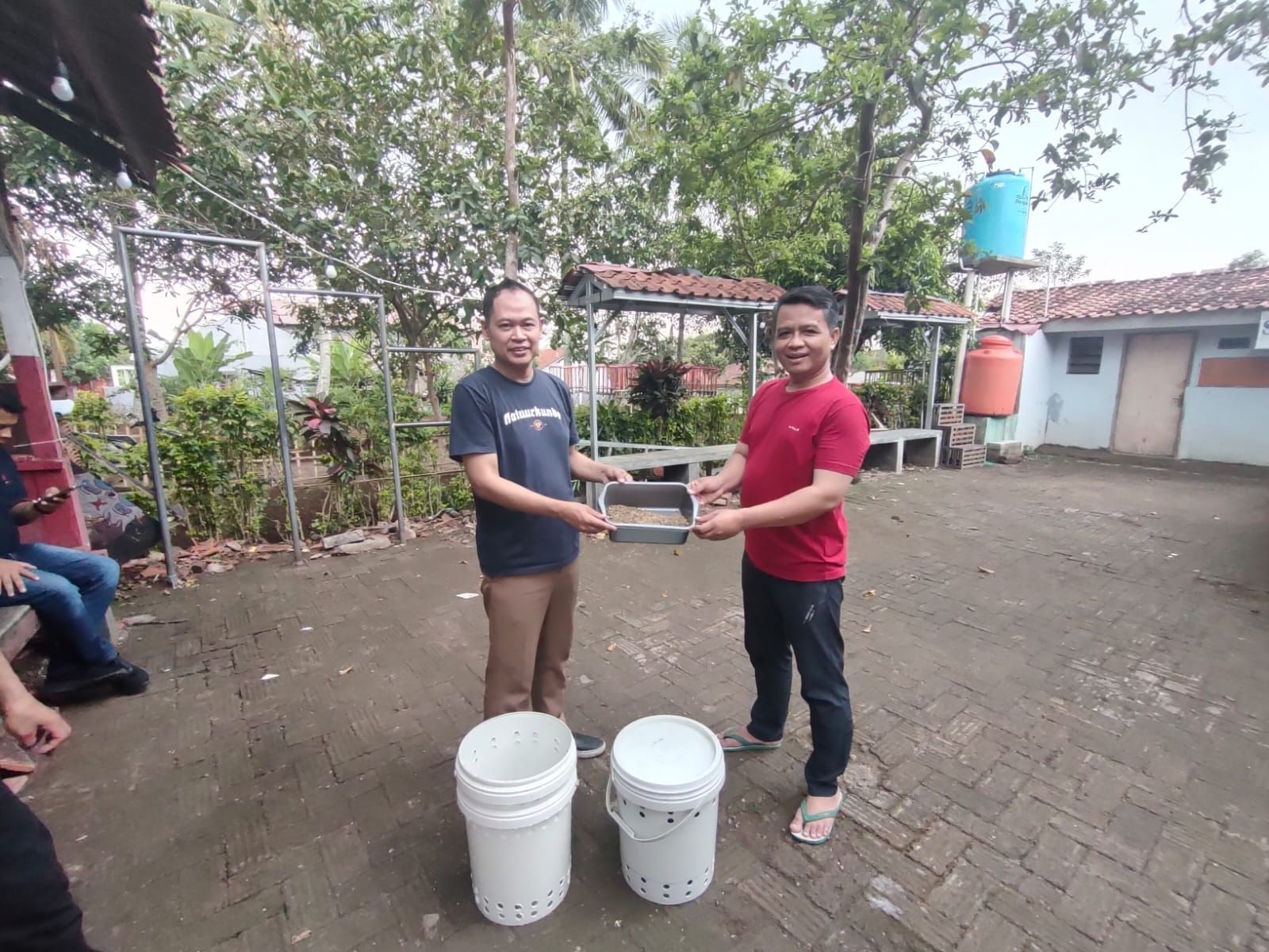 ITB ngawanohkeun teknologi biokonversi ngolah runtah limbah organik ka masarakat di daerah nu kamusibatan lini di Sukaratu, Gekbrong, Kab, Cianjur.*