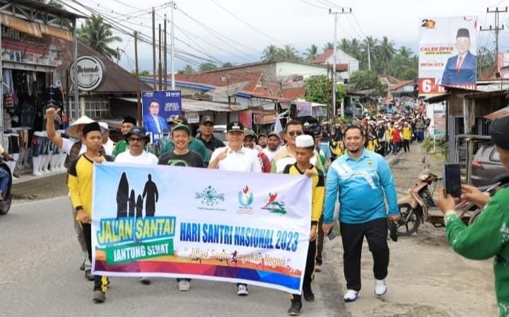 "Plt Bupati Pasaman Sabar AS dalam acara gerak jalan jantung sehat bersama para santri dan masyarakat NU di kecamatan Padang Gelugur, pada Selasa 7 November 2023.