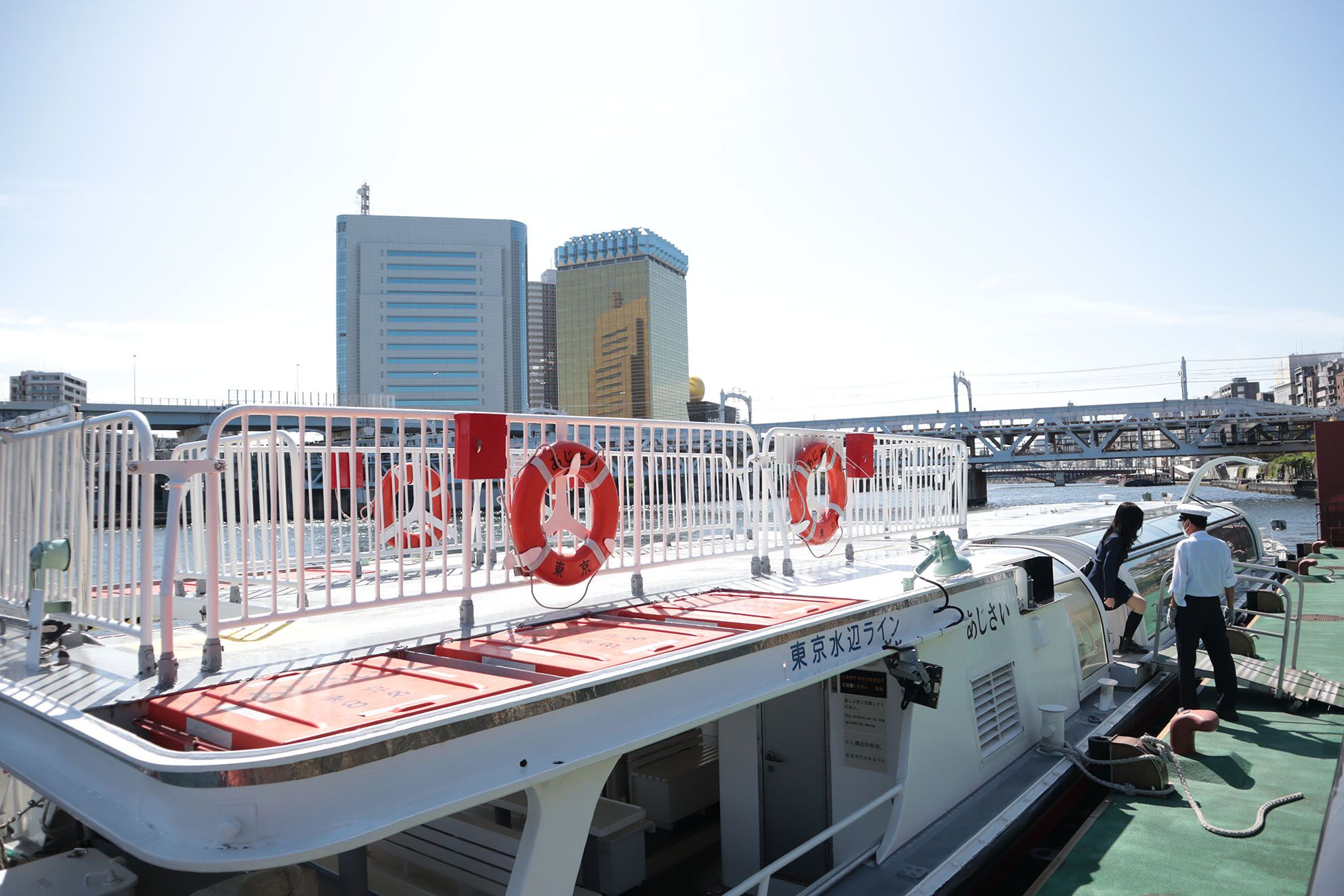 Kapal yang membawa wisatawan menyusuri sungai Sumida, Tokyo, Jepang.