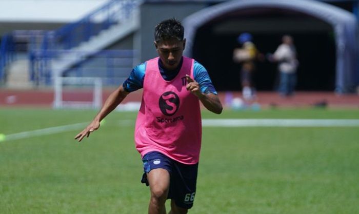 Bek Persib Bandung, Daisuke Sato yang sudah kembali mengikuti program latihan usai dibekap cedera kemungkinan akan diturunkan saat melawan Arema FC.