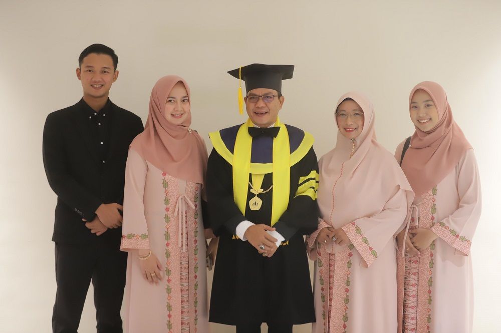 Keluarga Bupati Bandung Dadang Supriatna di acara wisuda doktor, Universitas Trisakiti, Jakarta, Selasa 7 November 2023.