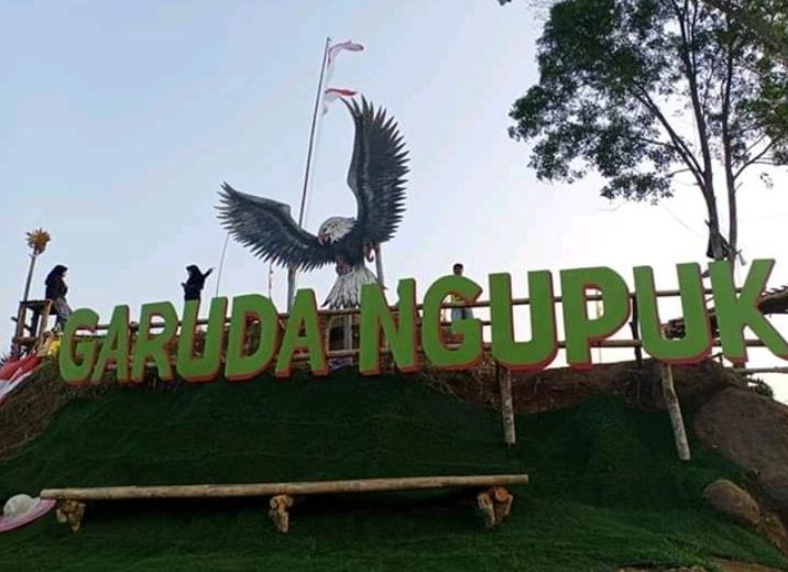 Bukit Garuda Ngupuk berada di kampung Cimawate Desa Tarunajaya Kecamatan Sukaraja Kabupaten Tasikmalaya. 
