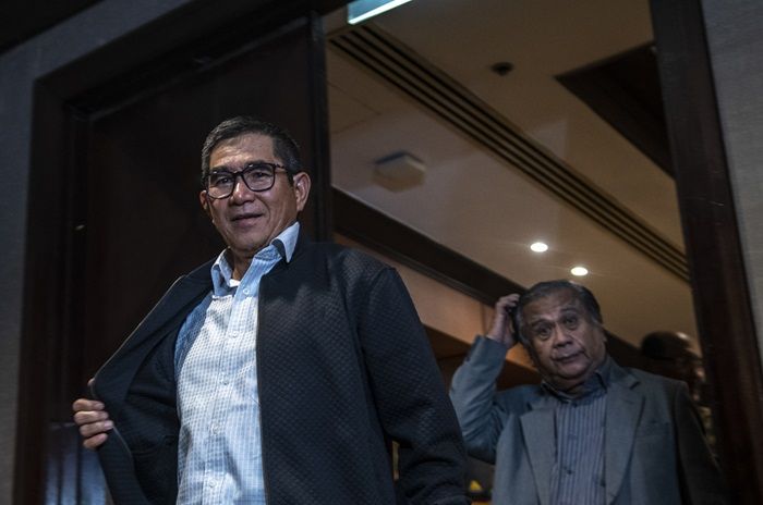 Mantan Ketua MK Hamdan Zoelva (kiri) didampingi mantan hakim konstitusi Maruarar Siahaan (kanan) berjalan keluar ruangan usai diskusi di Jakarta, Selasa, 7 November 2023.