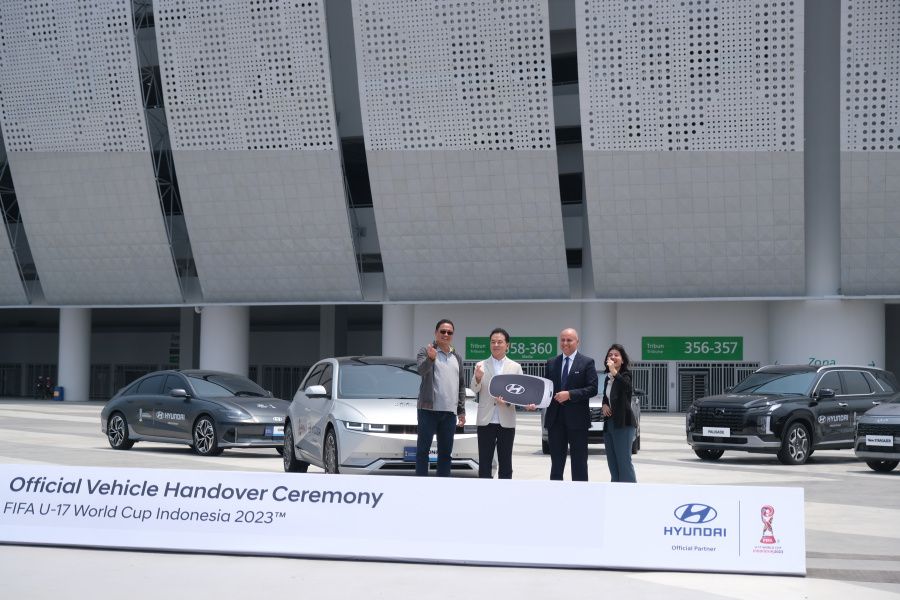 Penyerahaan secara simbolis 148 unit mobil Hyundai untuk Piala Dunia U17 2023 di Jakarta International Stadium, Selasa 7 November 2023.*/PSSI