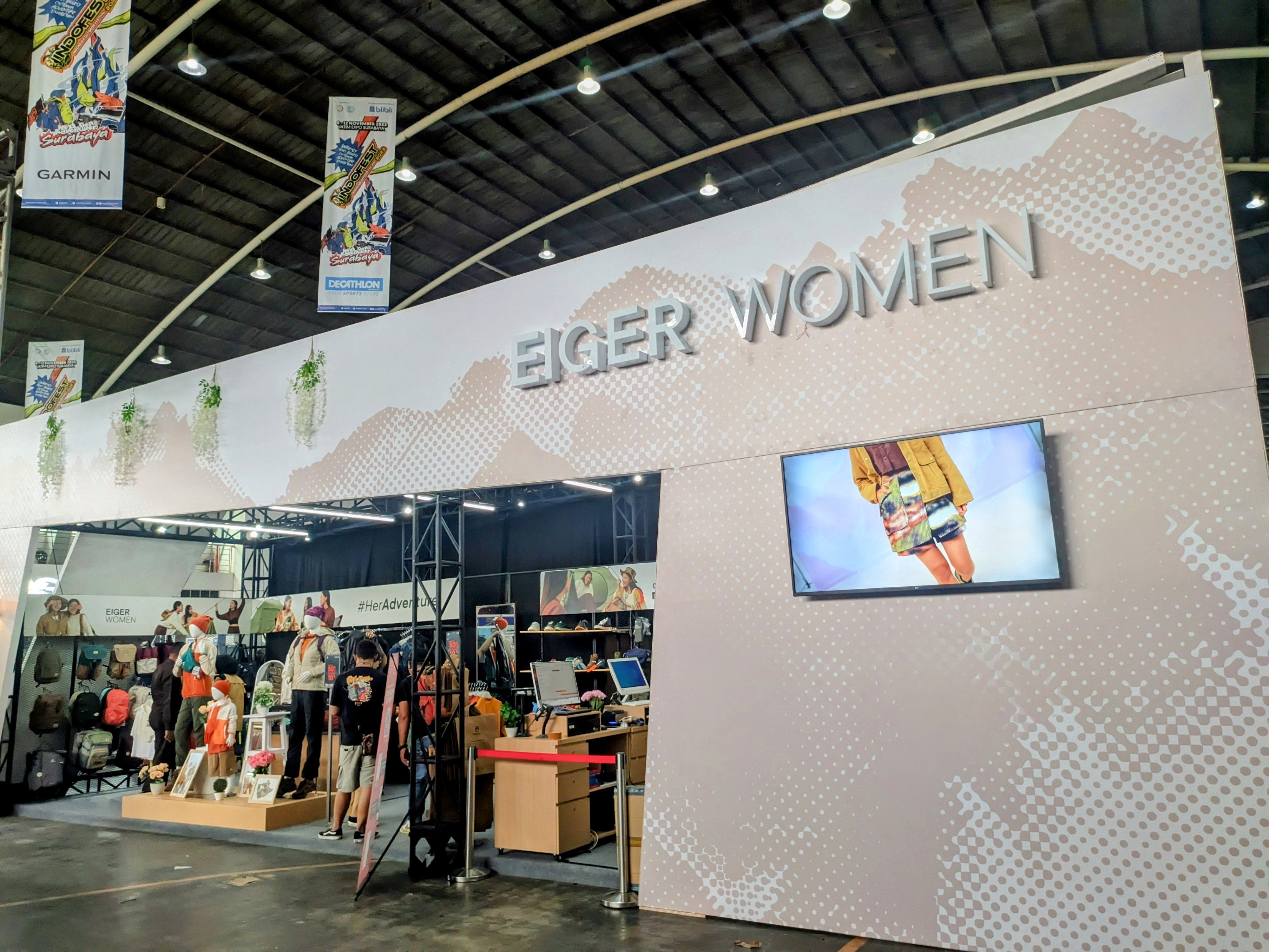 Booth Eiger Women di INDOFEST EIGER 2023 di JIEXPO Surabaya, Jawa Timur.