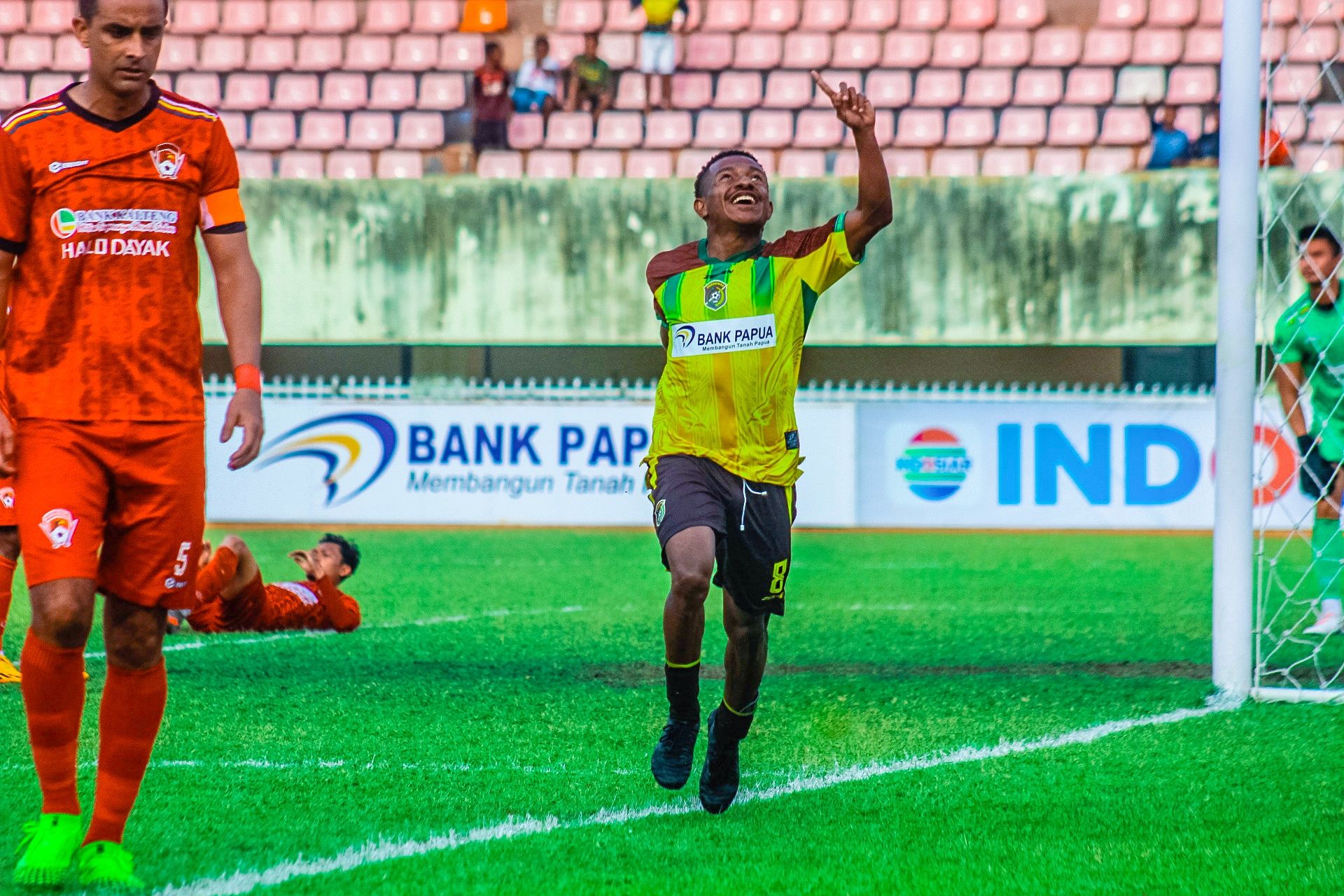 Jhosua Isir ketika menjebol gawang Kalteng Putra FC di laga perdananya bersama Persewar, Selasa kemarin di Stadion Mandala Jayapura (Portal Papua) Silas Ramandey