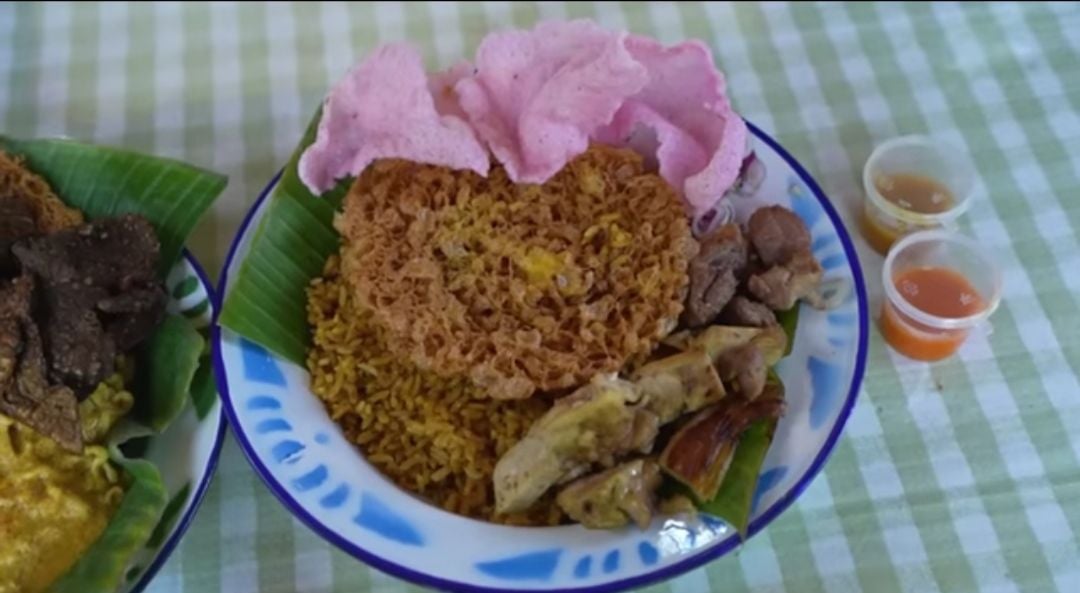 Menu autentik di Resto Nasi Goreng Padang Sigadang Ciputat Tangerang Selatan Banten/tangkapan layar YouTube/Fifi Yulianti Channel 