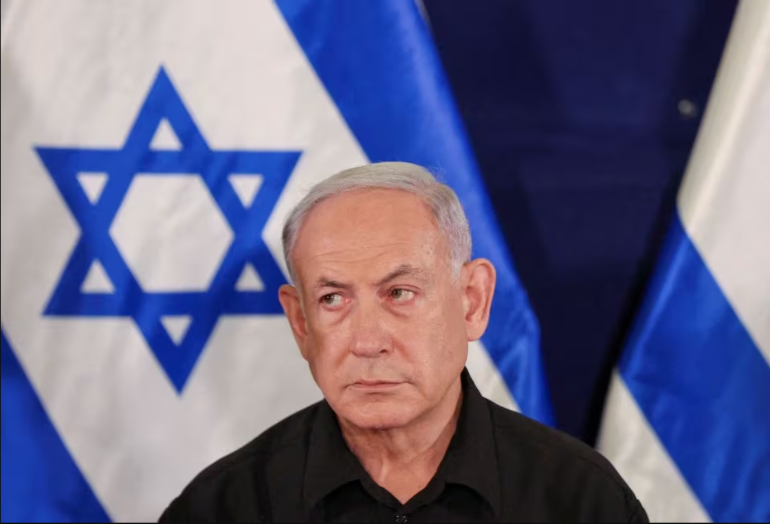 PM Israel Benjamin Netanyahu saat konferensi pers dengan Menteri Pertahanan Yoav Gallant dan Menteri Kabinet Benny Gantz, di Tel Aviv, Israel, 28 Oktober 2023. 