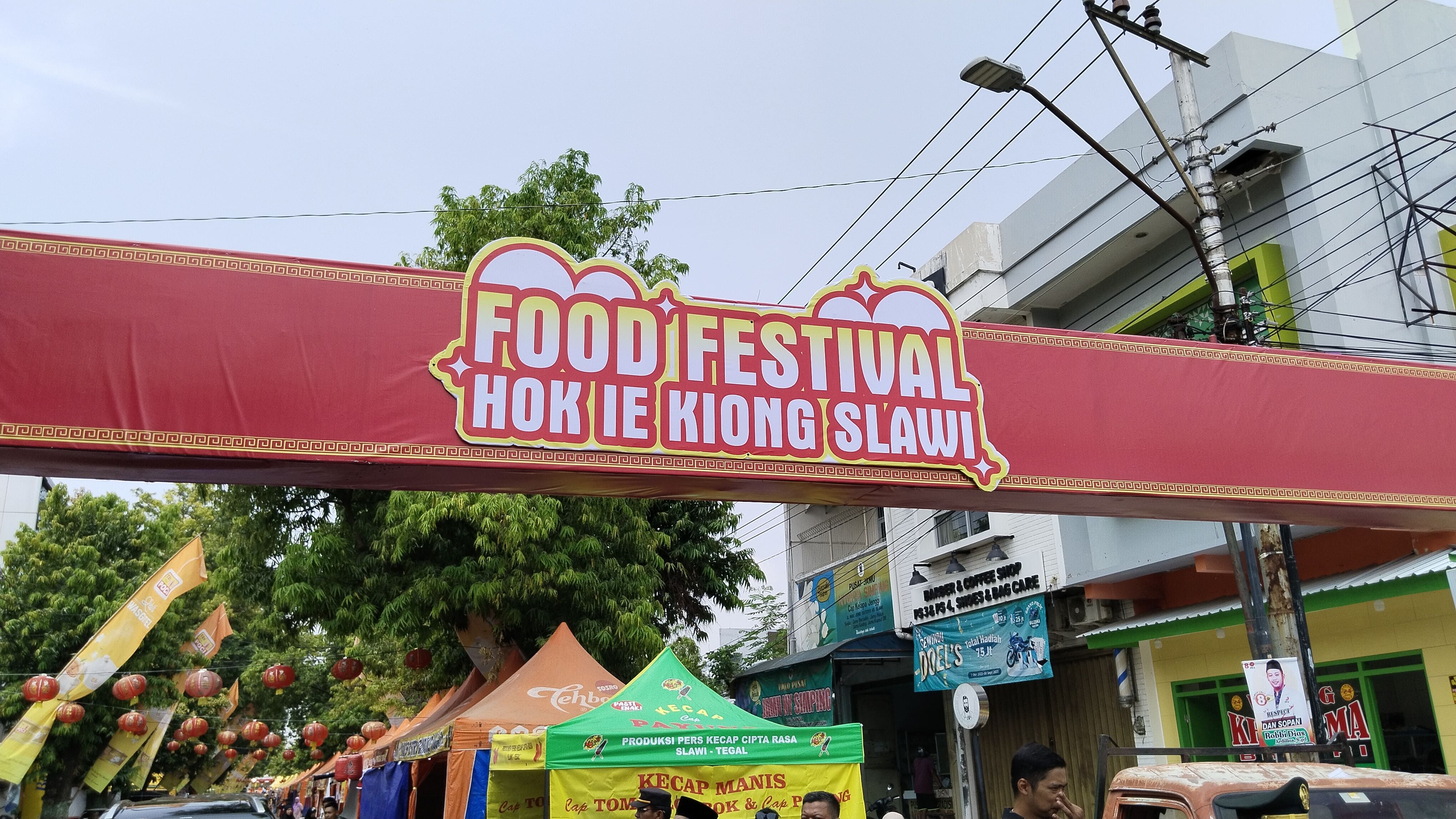 Festival kuliner Klenteng Hok Ie Kiong Slawi digelar selama 3 hari, Jumat-Minggu, 10-12 November 2023 di sepanjang Jl Mayjen Sutoyo, Slawi, Kabupaten Tegal. 