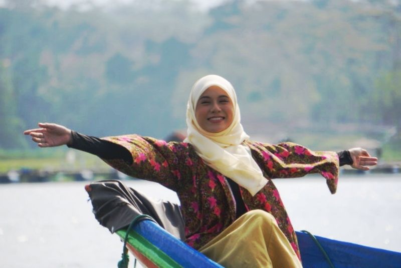 Azzilla, seorang selebgram dari Air Asia Malaysia mengungkapkan tak puas piknik ke Kuningan dalam waktu singkat dan menginginkan lebih lama lagi berada di Kota Kuda menikmati wisata alam dan sejarahnya. Dijumpai saat menaiki perahu di DTW Waduk Darma, Jumat 10 November 2023.*