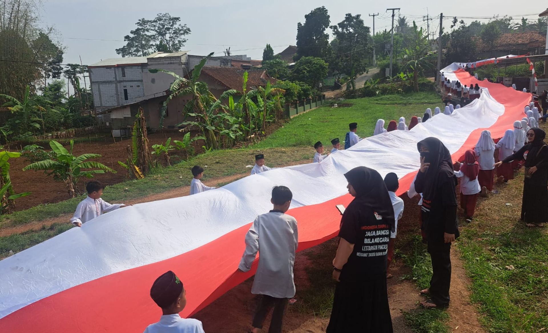 Kegiatan Kirab Merah Putih di Cimaung, Kabupaten Bandung, yang diprakarsai oleh PNIB guna memperingati dan memeriahkan Hari Pahlawan Nasional 2023, Jumat (10/11/2023).//