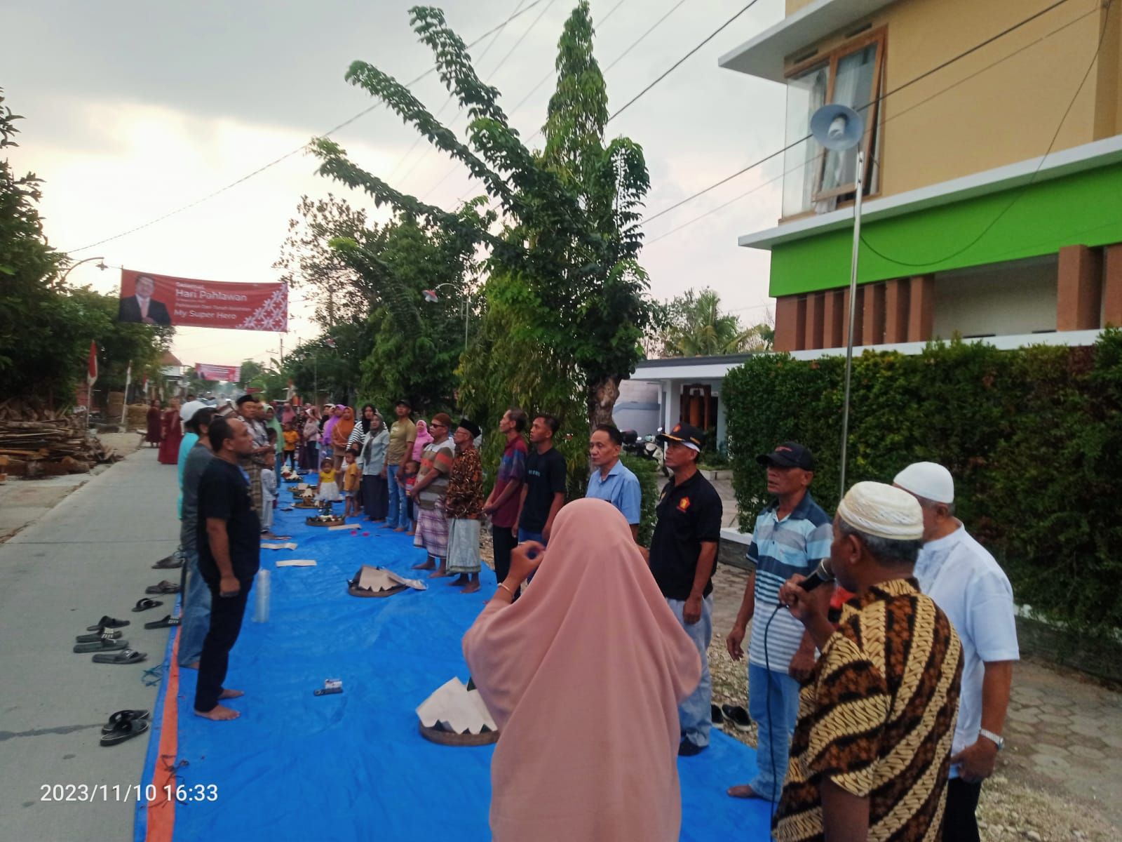 Sebelum doa bersama, para warga di Desa Jetis menyanyikan lagu Indonesia Raya sebelum doa bersama dan prosesi tumpengan.