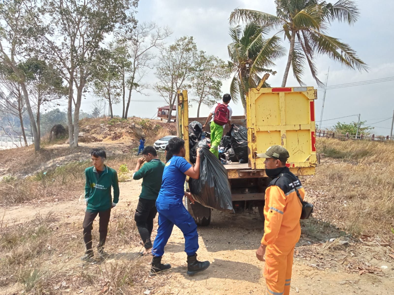 Sampah plastik dan daun yang terkumpul dalam giat Sapu Bersih diserahkan ke Dinas Lingkungan Hidup Bangka untuk didaur ulang dan dijadikan kompos.