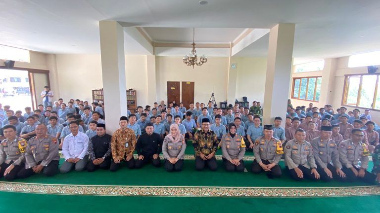 Tim Divisi Humas Polri, Ustad Nasir Abas, dan seluruh pimpinan dan pengajar Pondok Pesantren As Sukarti/foto: Divisi Humas Polri 