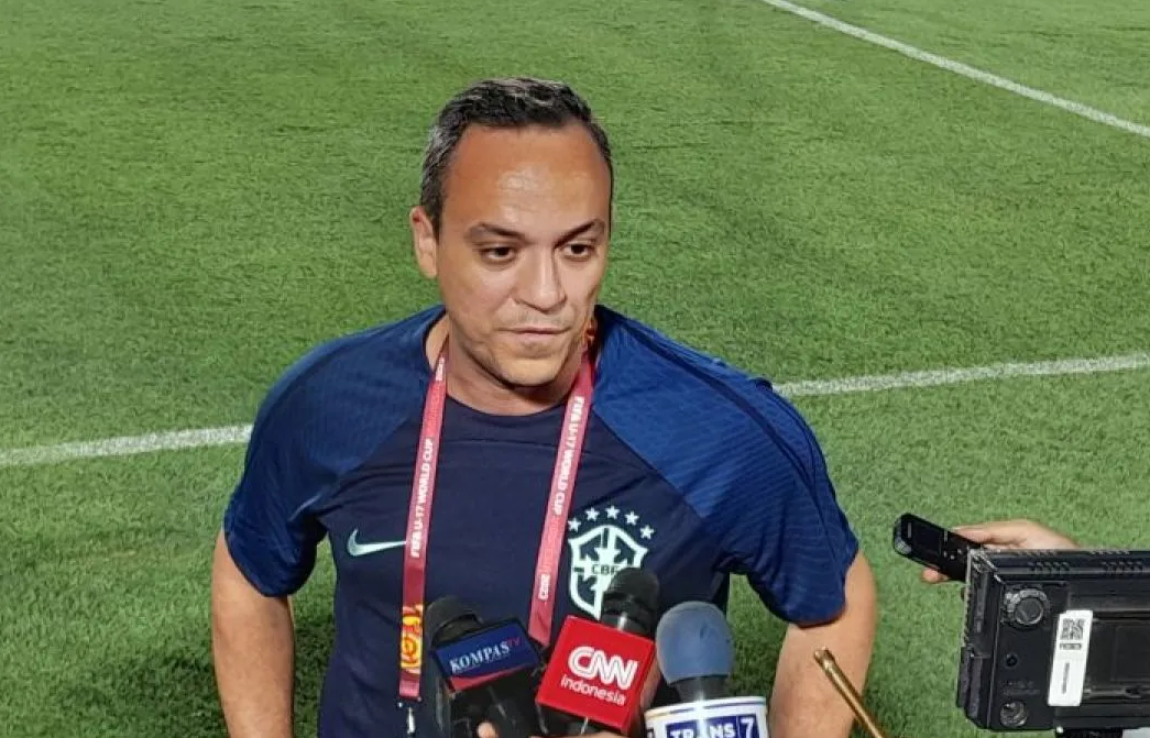 Pelatih Timnas Brasil U-17 Phelipe Leal saat memimpin sesi latihan tim jelang pertandingan menghadapi timnas Iran U-17 di Stadion Madya, Jakarta, Jumat (10/11/2023).