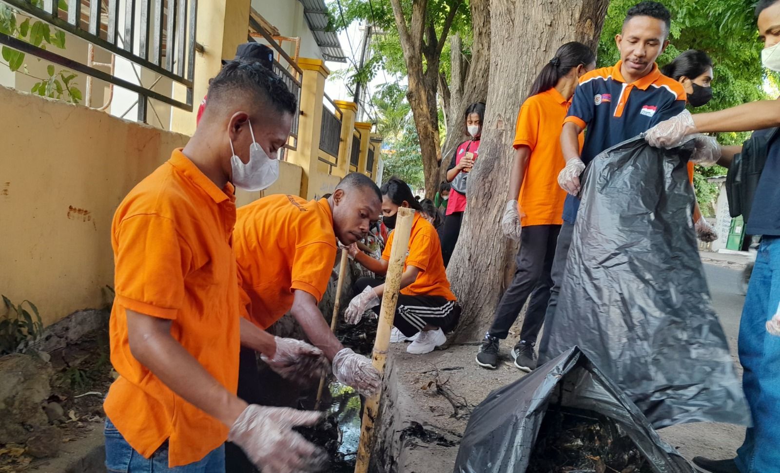 Anggota Genbi Maumere membersihkan sampah di salah satu titik Kota Maumere, Jumat (10/11/2023).//