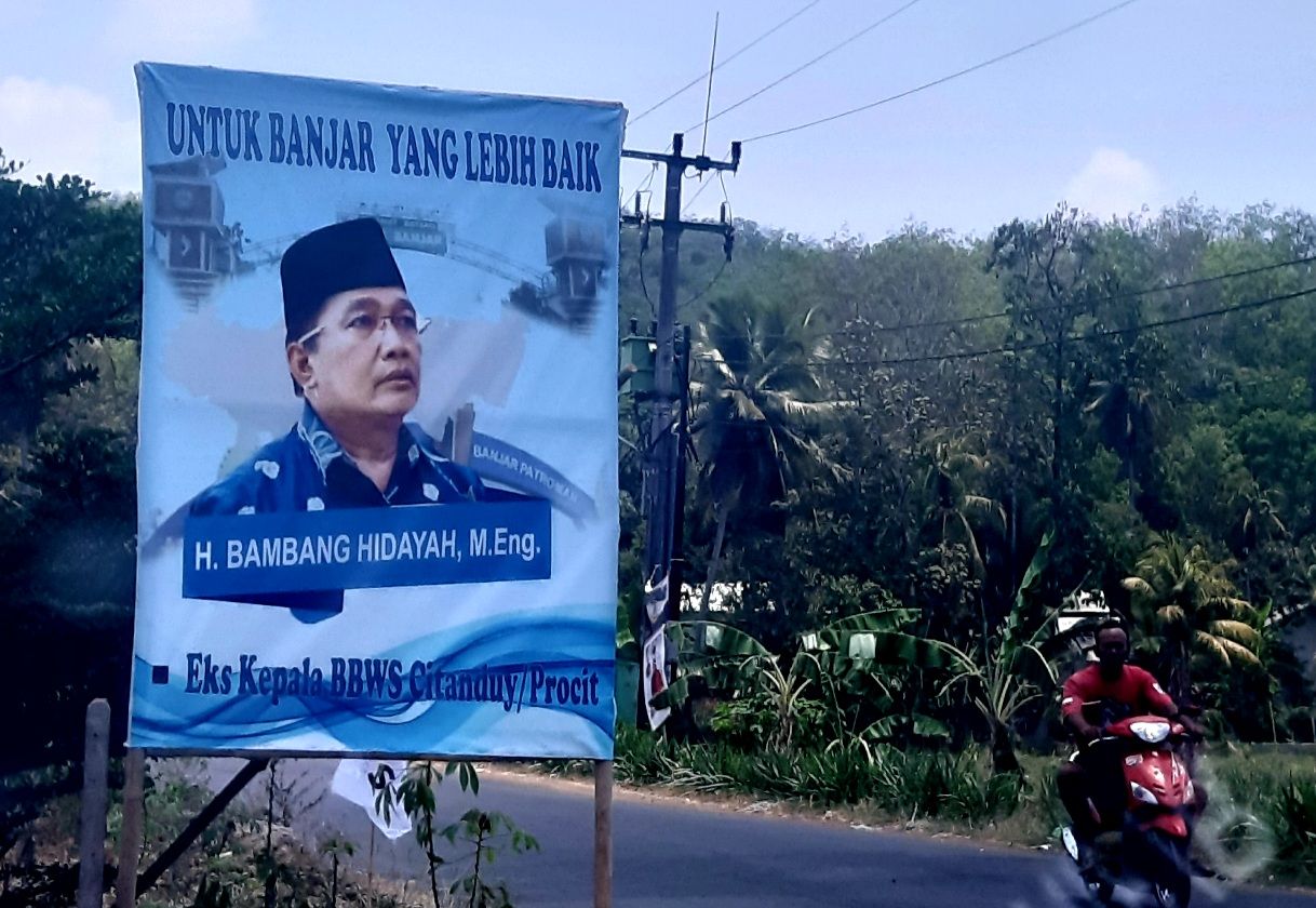 Baliho sosialisasi berukuran raksasa H.Bambang Hidayah, mantan Kepala BBWS Citanduy menyebar sampai pelosok di Kota Banjar. Bertuliskan untuk Banjar yang Lebih Baik.
