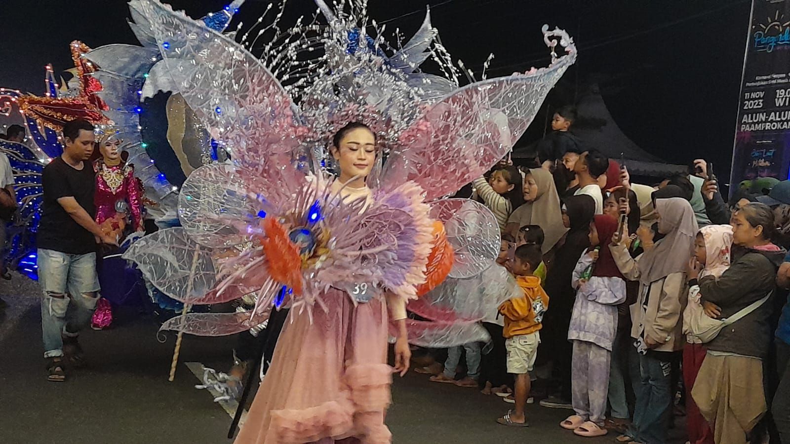 Para peserta Night Carnival sedang memperagakan kebolehannya di panggung terbuka di alun-alun Paamprokan Pantai Pangandaran, Sabtu 11 November 2023 malam.
