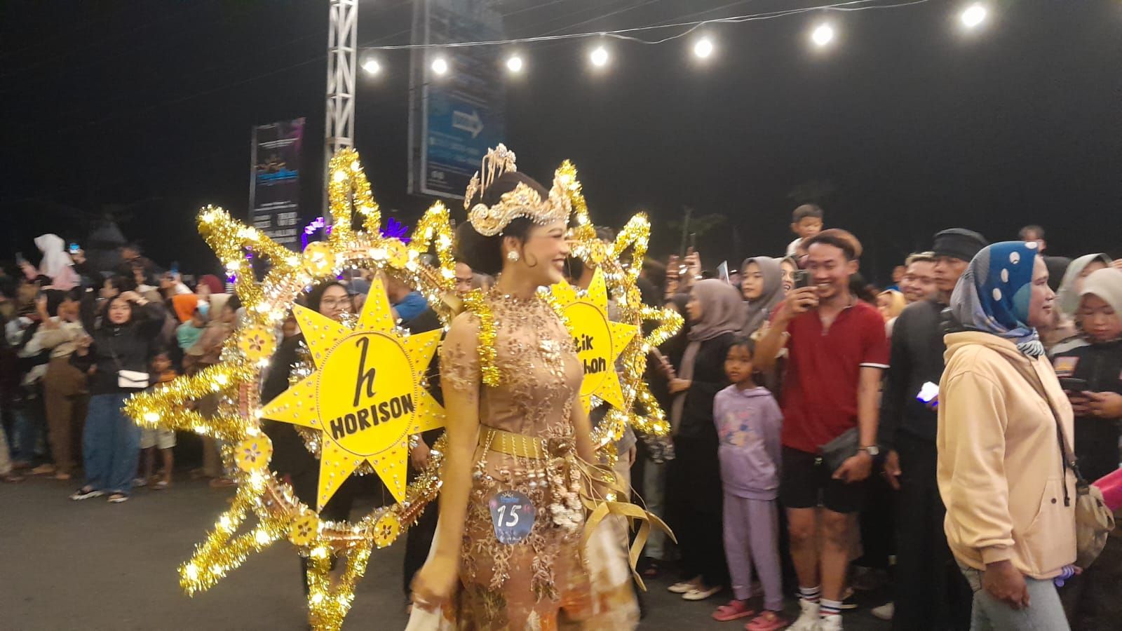 Para peserta Night Carnival sedang memperagakan kebolehannya di panggung terbuka di alun-alun Paamprokan Pantai Pangandaran, Sabtu 11 November 2023 malam.