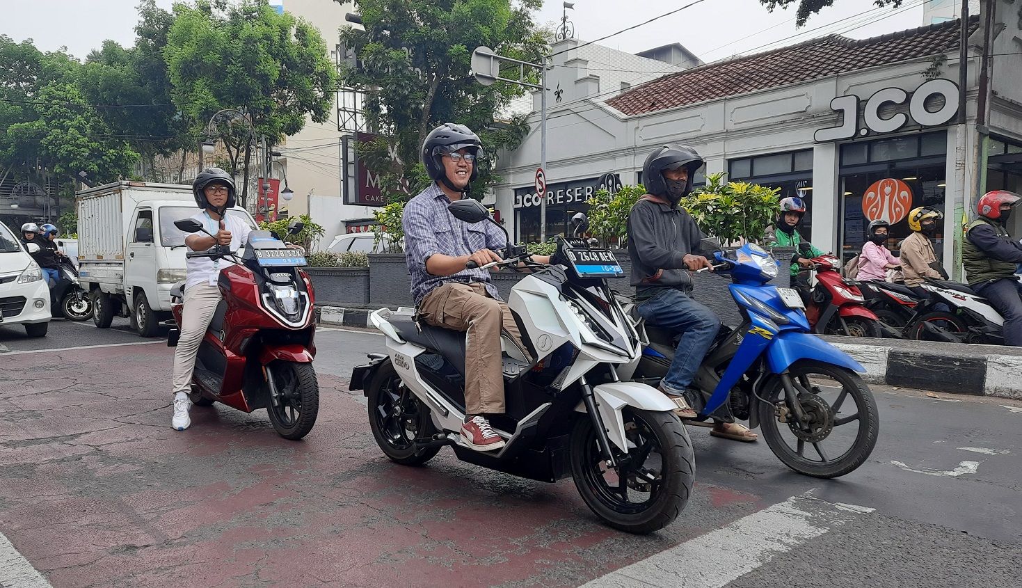 Salah seorang warga Kota Bandung tengah menjalani sesi test ride unit Alva Cervo didampingi pihak AEC Bandung yang juga menggunakan unit motor listrik Alva.*/ 