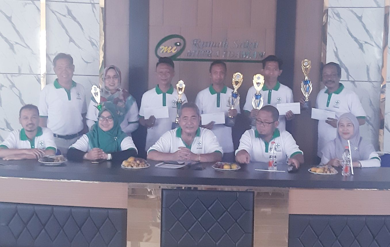 JUARA Pertandingan Badiminton dan Futsal HKN Tahun 2023 Persi Cibandar difoto bersama di aula Gaharu RS Mitra Idaman, Minggu (12/11/2023). 