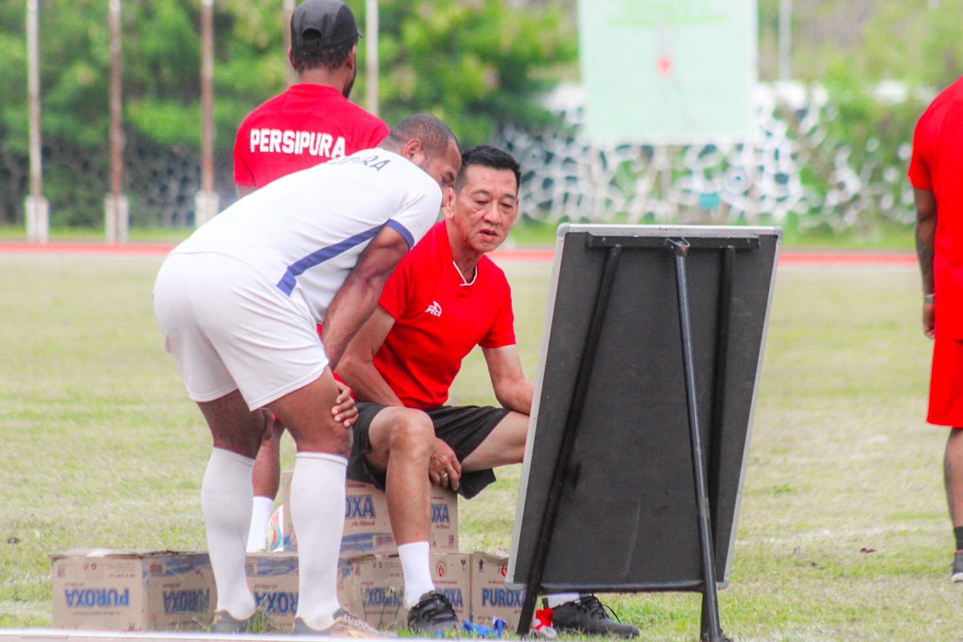 Tony Ho pelatih kepala Persipura ketika beri arahan taktikal kepada Andri Ibo dalam sesi latihan di lapangan Mahacandra, Uncen, Waena, Kota Jayapura (Portal Papua) Silas Ramandey