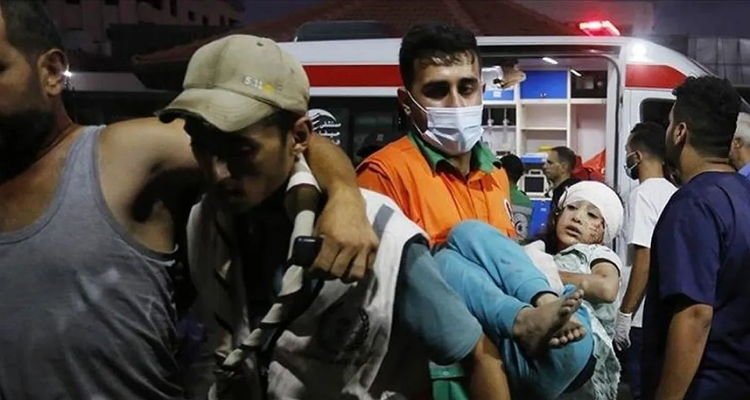  Petugas medis membawa korban serangan Israel ke sebuah rumah sakit di Gaza/Anadolu/ANTARA