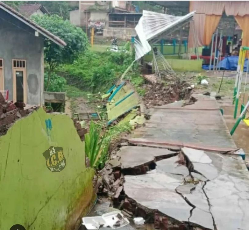 Tanah gerak di Jembangan Banjarnegara menyebabkan jalan cor retak dan tembok rusak