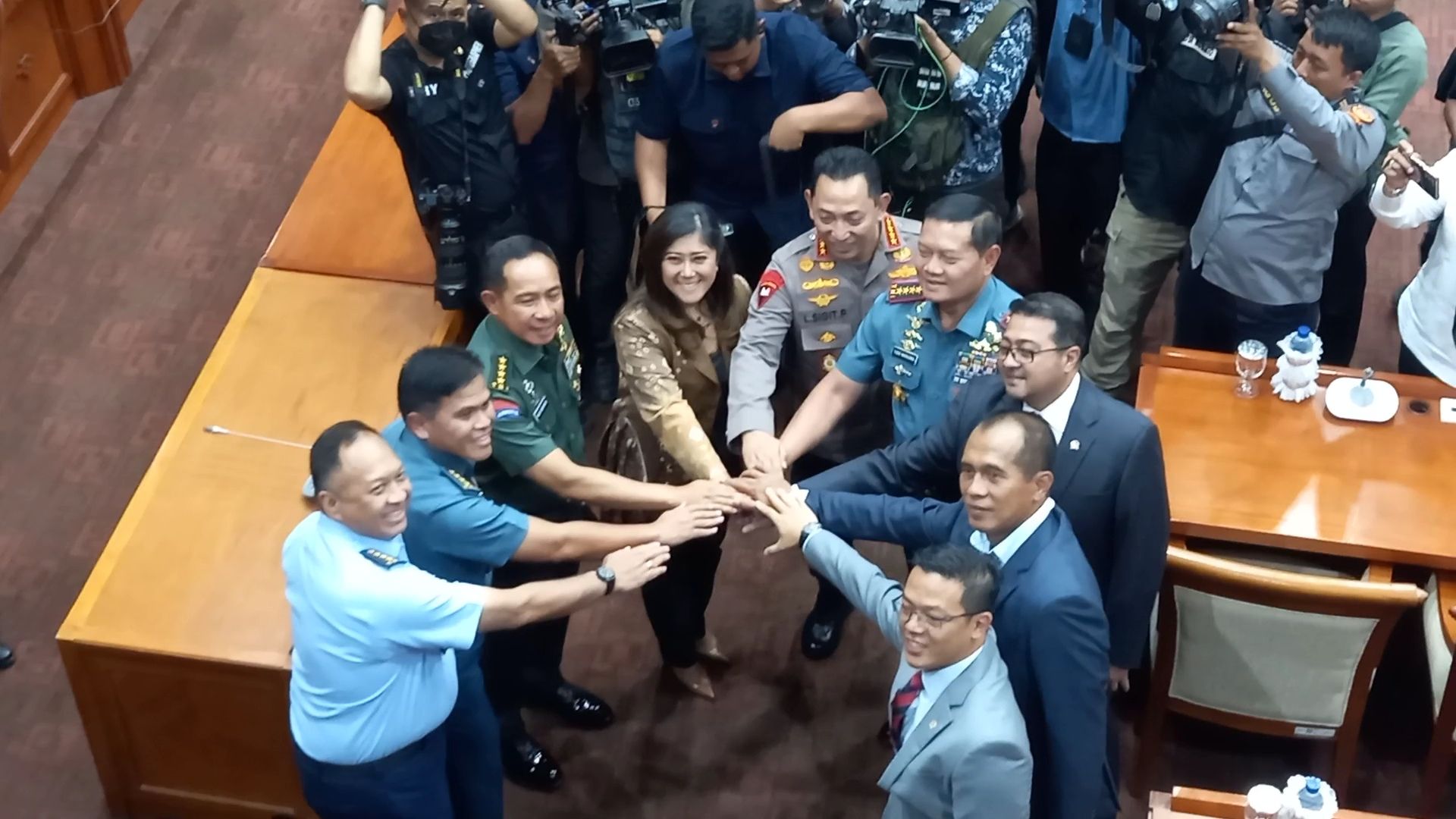 Presiden Jokowi resmi melantik Jenderal Agus Subiyanto jadi Panglima TNI. Dalam LHKPN, Agus memiliki harta total Rp19,3 miliar.