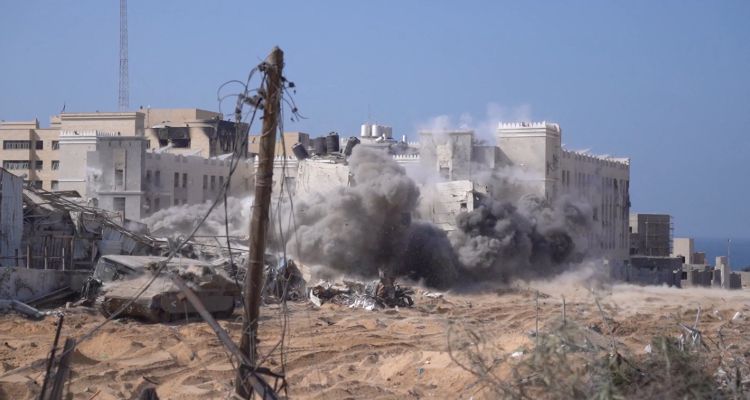 Debu muncul setelah ledakan, ketika tentara penjajah Israel beroperasi di dalam Jalur Gaza.