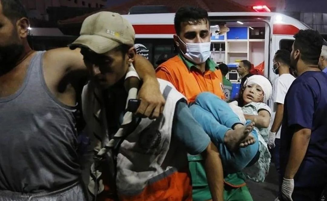 Arsip - Petugas medis membawa korban serangan Israel ke sebuah rumah sakit di Gaza/Antara/Anadolu