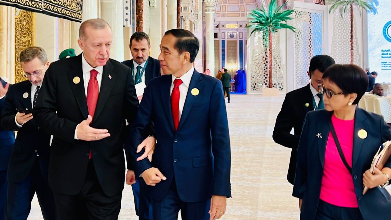 Presiden Joko Widodo melakukan pertemuan bilateral dengan Presiden Turki, Recep Tayyip Erdogan, di sela-sela Konferensi Tingkat Tinggi (KTT) Luar Biasa Organisasi Kerja Sama Islam (OKI) di Riyadh, Arab Saudi, pada Sabtu, 11 November 2023. 