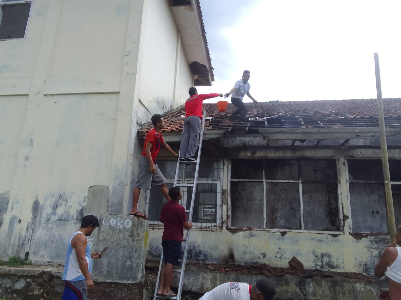 Sejumlah warga Desa Karangkancana bahu-membahu bergotong-royong melalukan upaya pemadaman pada kebakaran yang menghanguskan bangunan bekas Puskesmas Pembantu di Kecamatan Karangkancana, Kabupaten Kuningan, Selasa 14 November 2023.*