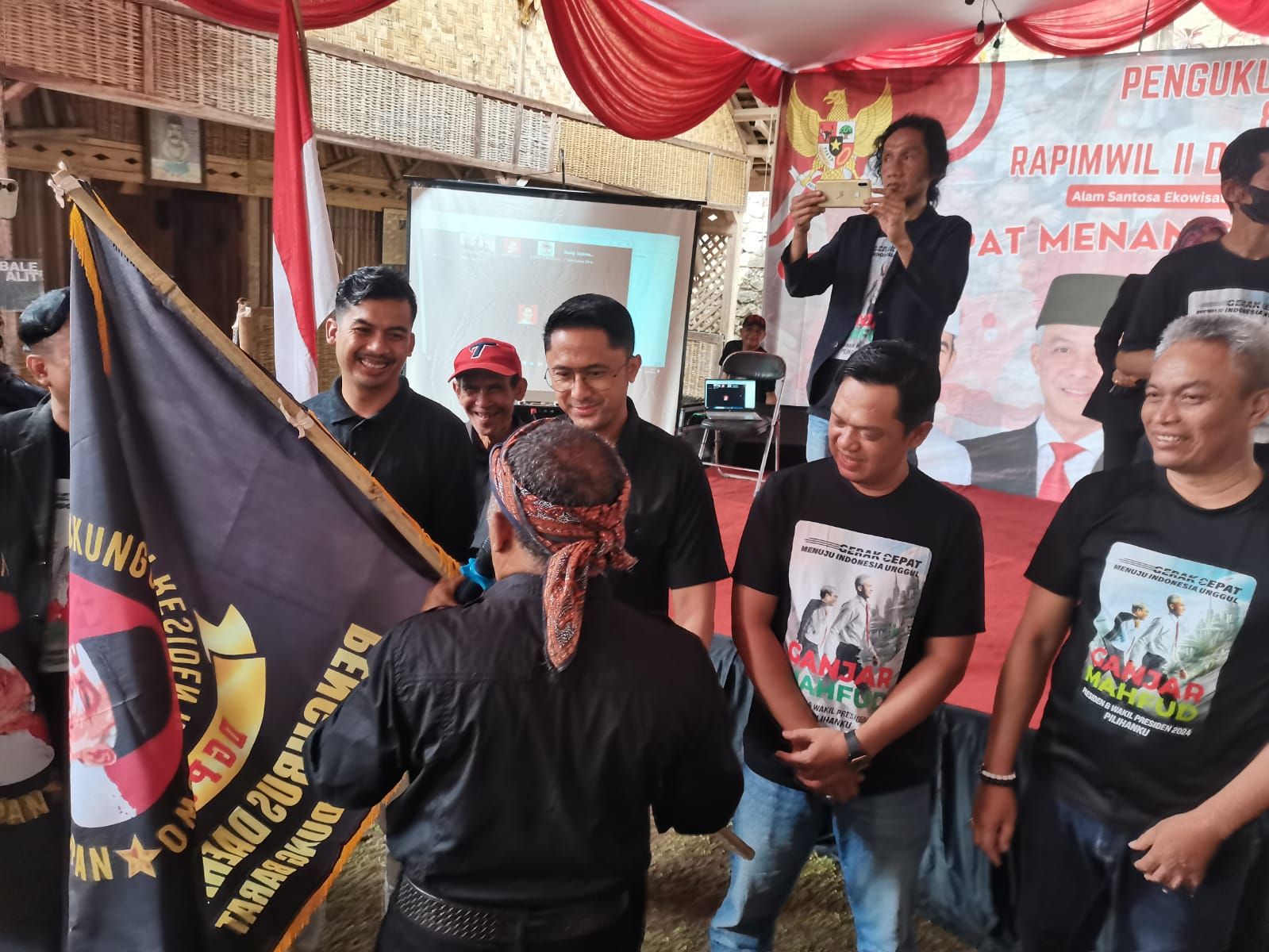 Hengki Kurniawan menerima bendera daei Ketua DGP8 Jabar Eka Santosa 