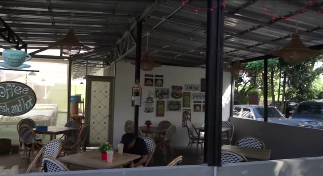 Area semi outdoor Kopi Kebon Kita, cafe dan rumah makan asri estetik di Kabupaten Tangerang Banten/tangkapan layar YouTube/Fifi Yulianti Channel