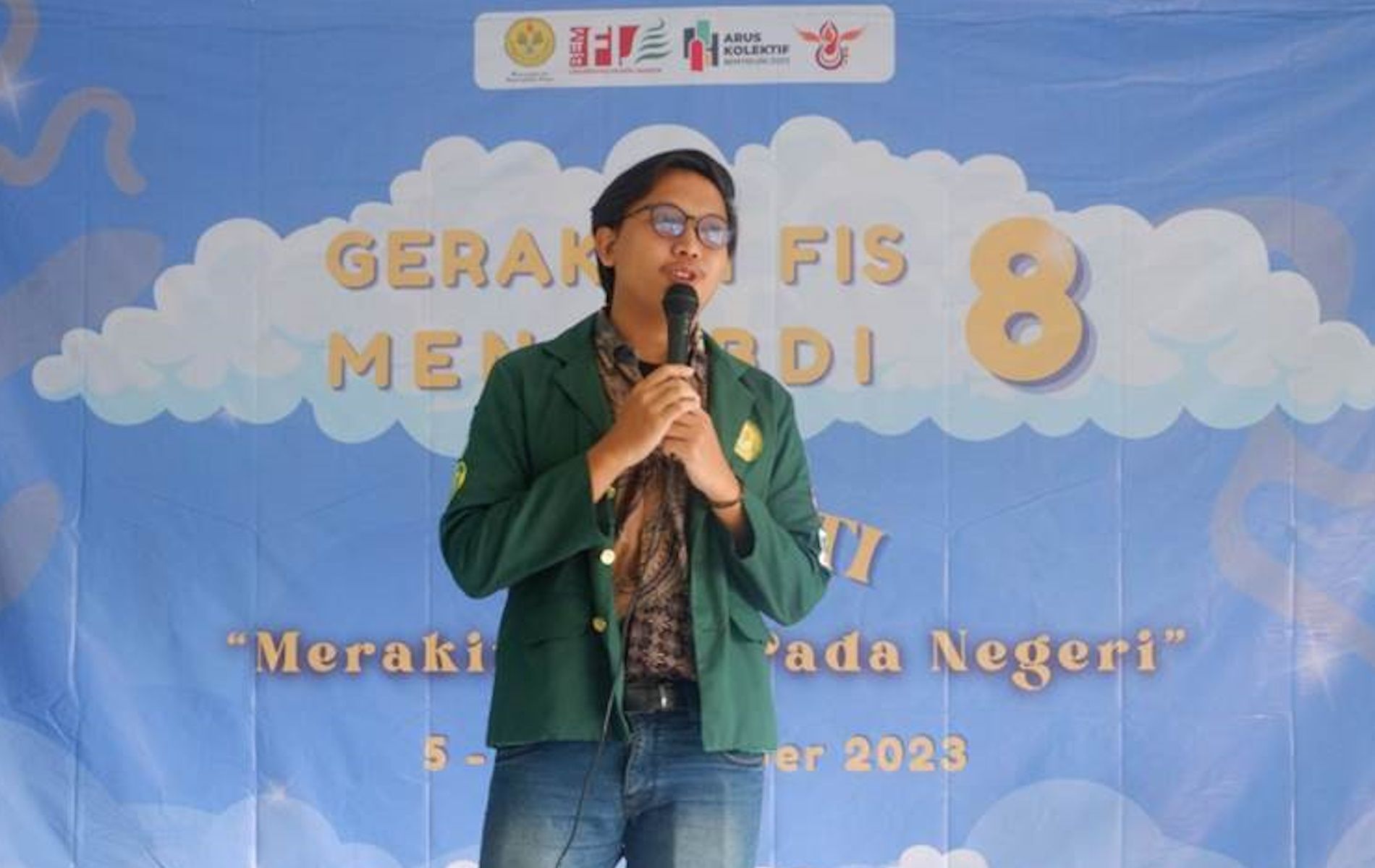 BEM Fakultas Ilmu Sosial Universitas Negeri Jakarta melaksanakan pengabdian masyarakat melalui kegiatan Gerakan FIS Mengabdi selama 8 hari di Kampung Cianten, Desa Purasari, Kecamatan Leuwiliang, Bogor, Jawa Barat.