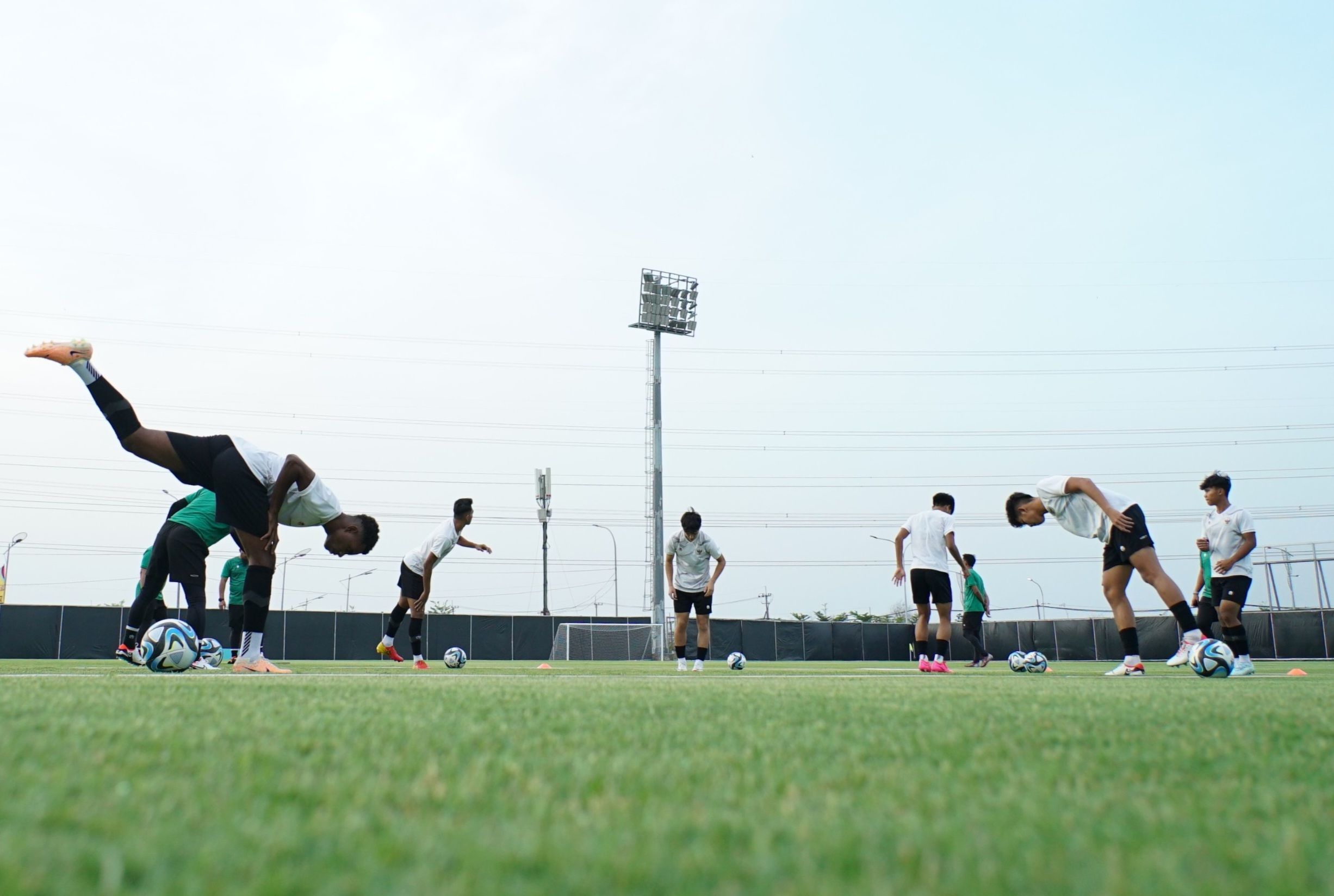Timnas Indonesia sedang menjalani latihan recovery di Lapangan A Gelora Bung Tomo