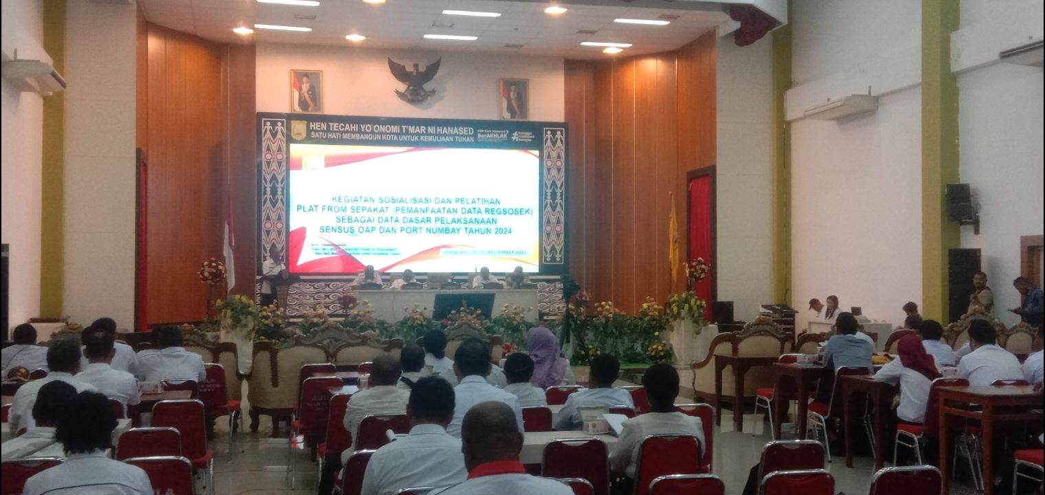 Sosialisasi dan pelatihan platform SEPAKAT (Pemanfaatan Data Regsosek) sebagai data dasar pelaksanaan sensus OAP dan Port Numbay tahun 2024 yang berlangsung di Aula Sian Soor Kantor Wali Kota Jayapura pada Rabu, 15 November 2023.