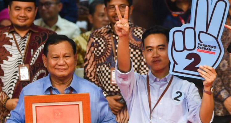 Calon presiden dan calon wakil presiden dari Koalisi Indonesia Maju Prabowo Subianto (kiri) dan Gibran Rakabuming Raka (kanan) menunjukkan nomor hasil undian pada Rapat Pleno Terbuka Pengundian dan Penetapan Nomor Urut Pasangan Capres dan Cawapres Pemilu Tahun 2024 di Gedung KPU, Jakarta.