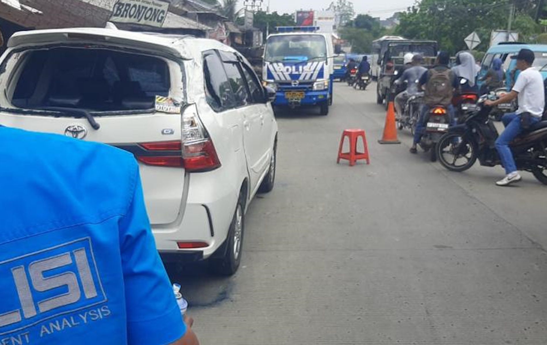 Mobil boks bernopol F-8611-HS menabrak mobil, motor, hingga warung bakso dan kios 'barbershop' di Jl Raya Bogor-Ciawi-Sukabumi.